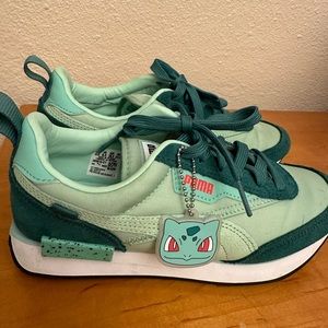 Pokémon Pumas teal green size 6.5